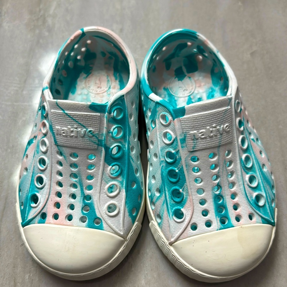 Native Jefferson Child shoes size C4.